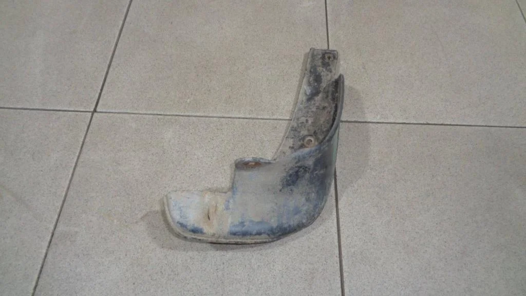 Брызговик передний правый Toyota Corolla 2006 E120