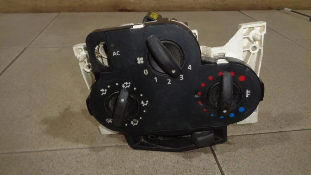 Блок управления отопителем Renault Logan 1 L90