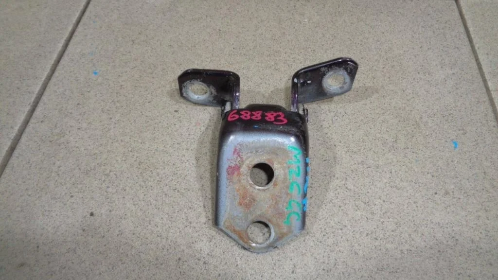 Петля двери передней правой нижняя Mazda 6 GG