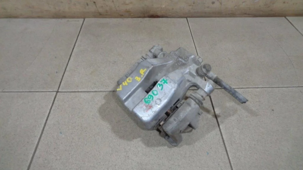 Суппорт задний правый Toyota Camry XV40