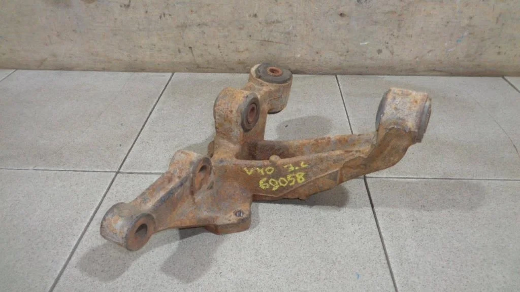 Кулак поворотный задний левый Toyota Camry XV40