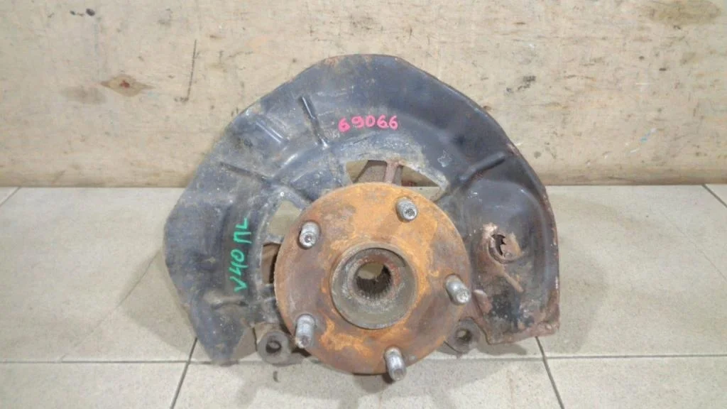 Кулак поворотный передний левый Toyota Camry XV40