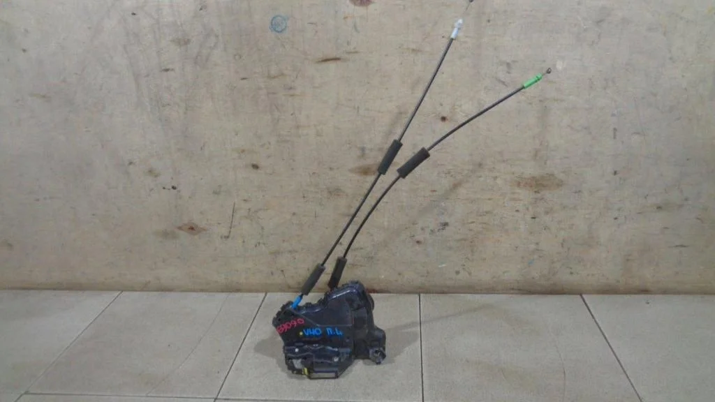 Замок двери передней левой Toyota Camry XV40