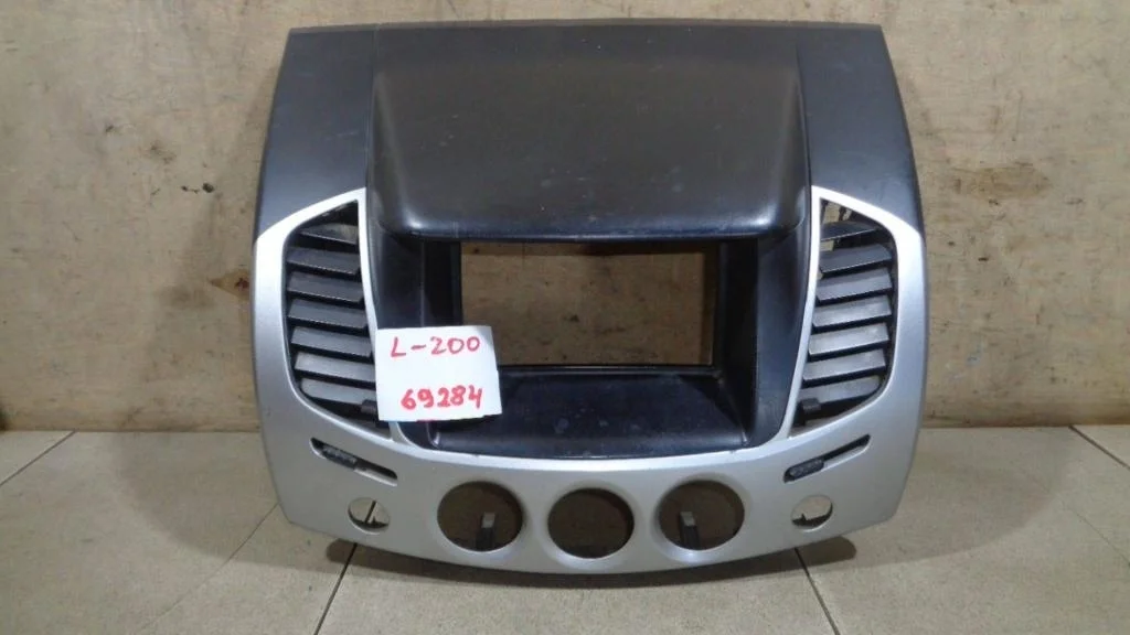 Накладка декоративная Mitsubishi L200 KA, KB