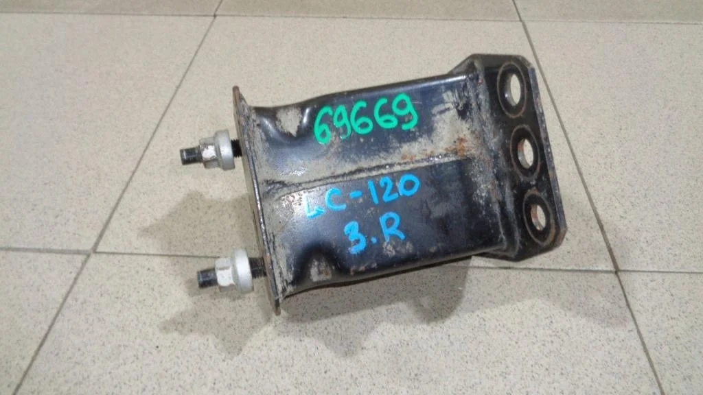 Кронштейн усилителя переднего бампера правый Toyota Land Cruiser Prado J120