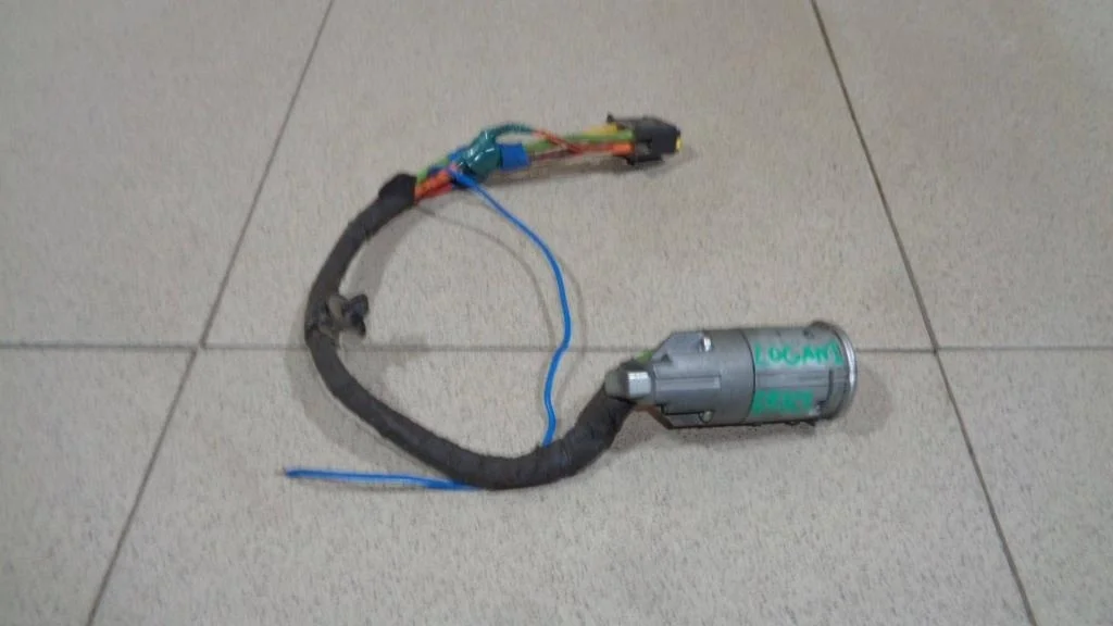 Замок зажигания Renault Logan 1 L90