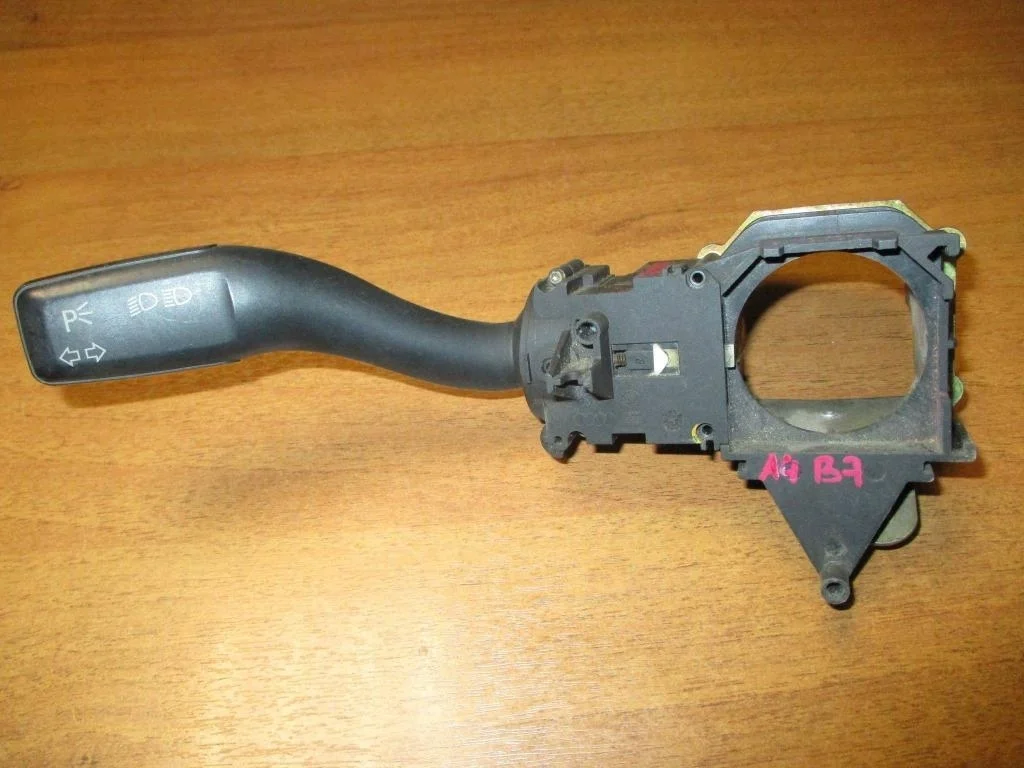 Переключатель поворотов подрулевой Audi A4 B7