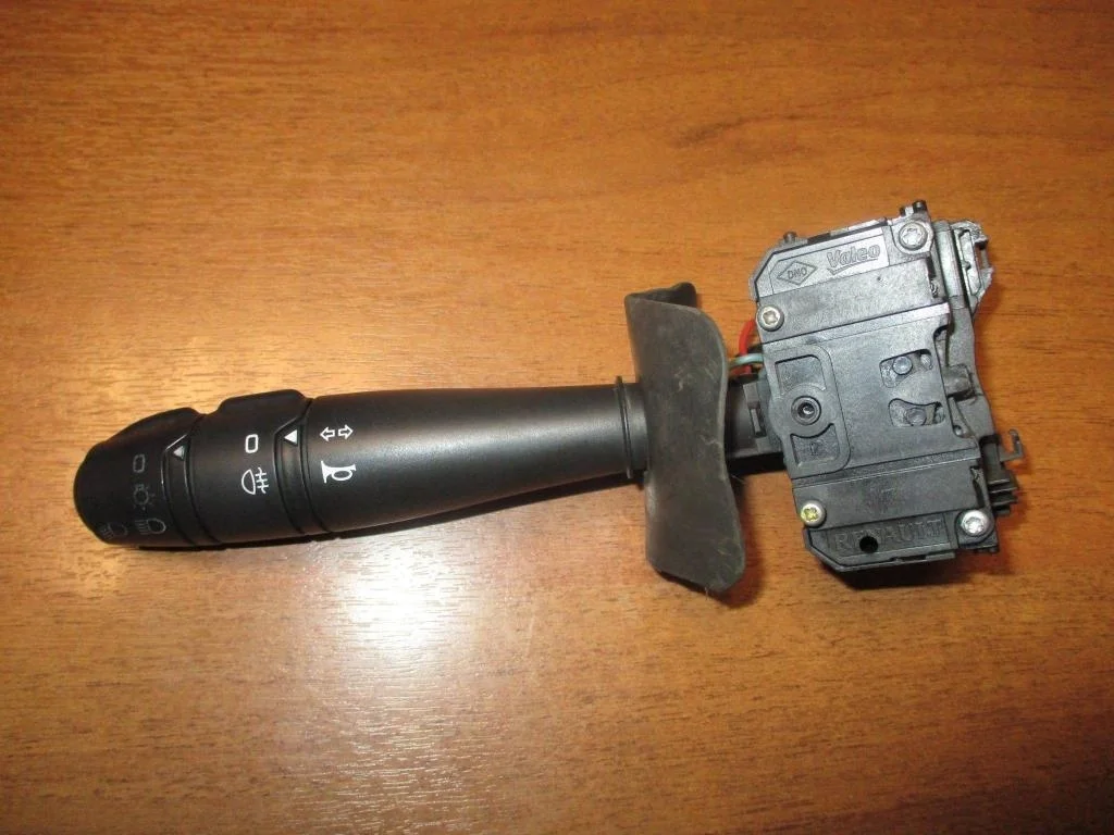 Переключатель поворотов подрулевой Renault Logan 1 L90