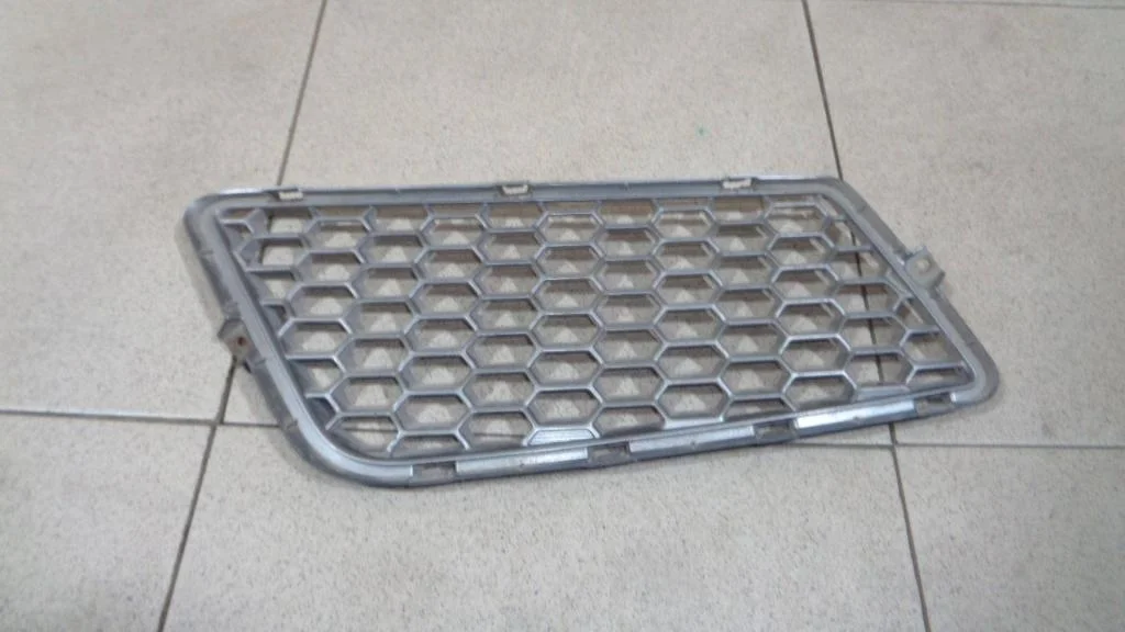 Решетка радиатора левая Mitsubishi L200 KA, KB