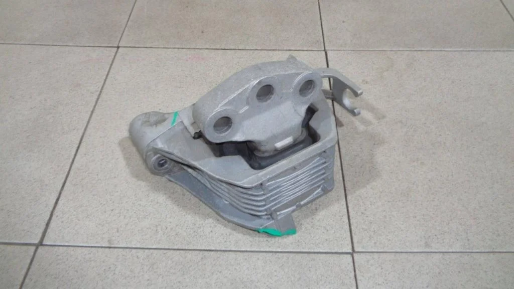 Опора двигателя правая Opel Astra J