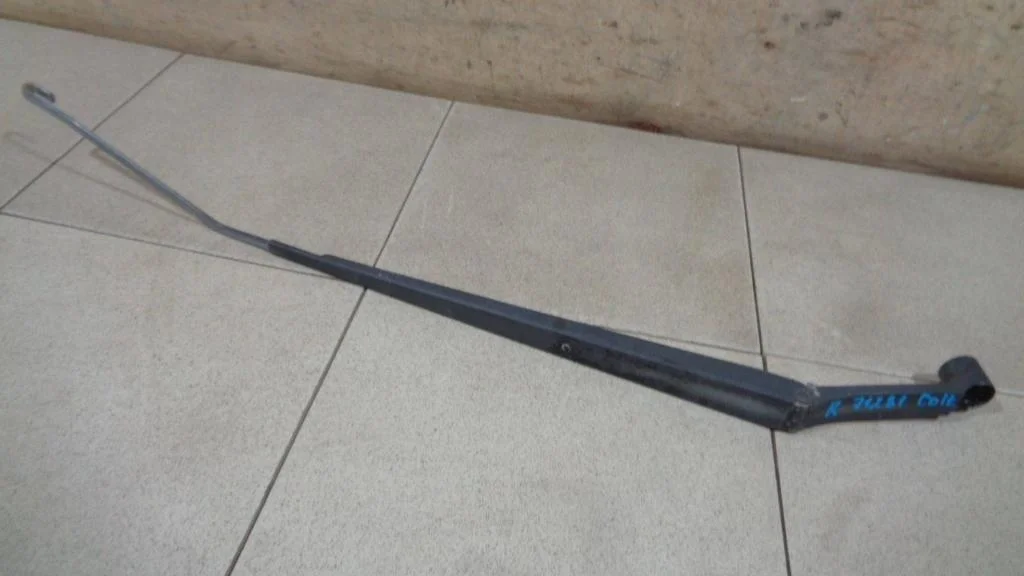 Поводок стеклоочистителя передний правый Mitsubishi Colt 2007 Z3