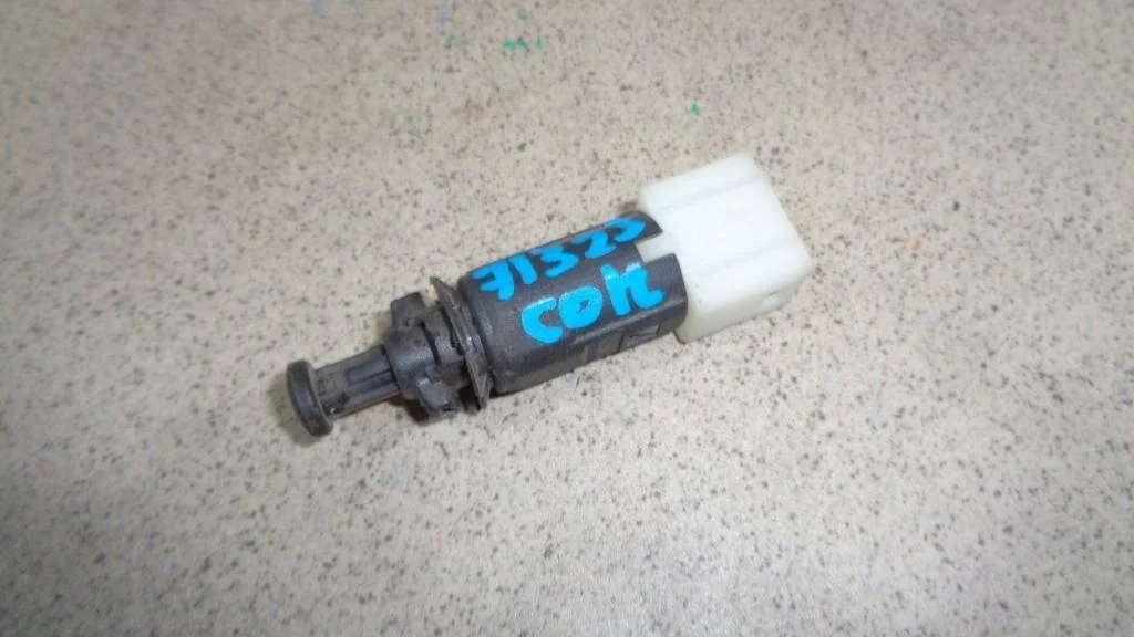 Датчик включения стопсигнала Mitsubishi Colt 2007 Z3