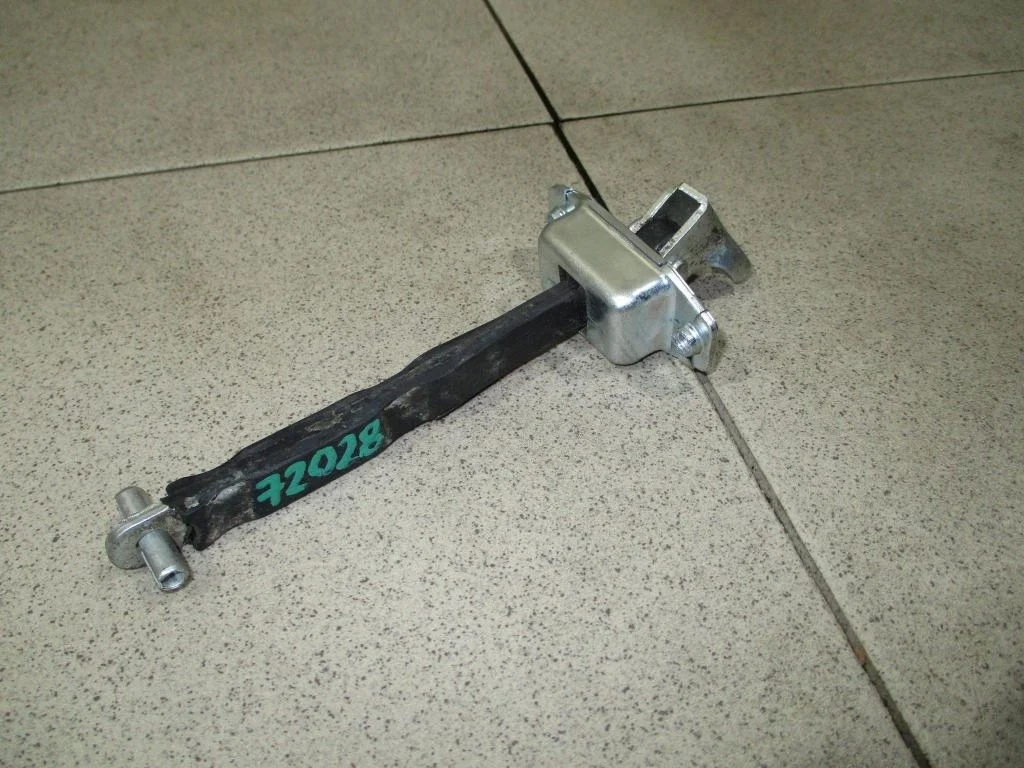 Ограничитель двери Suzuki SX4 2013