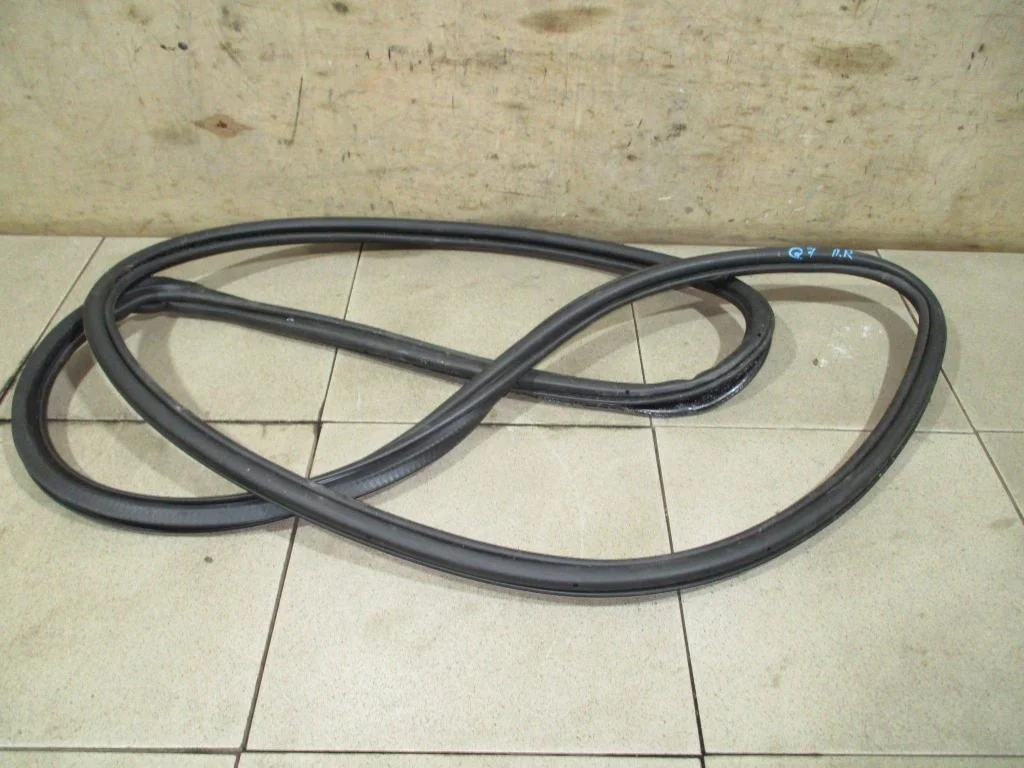 Уплотнитель двери Audi Q7 2008 4L