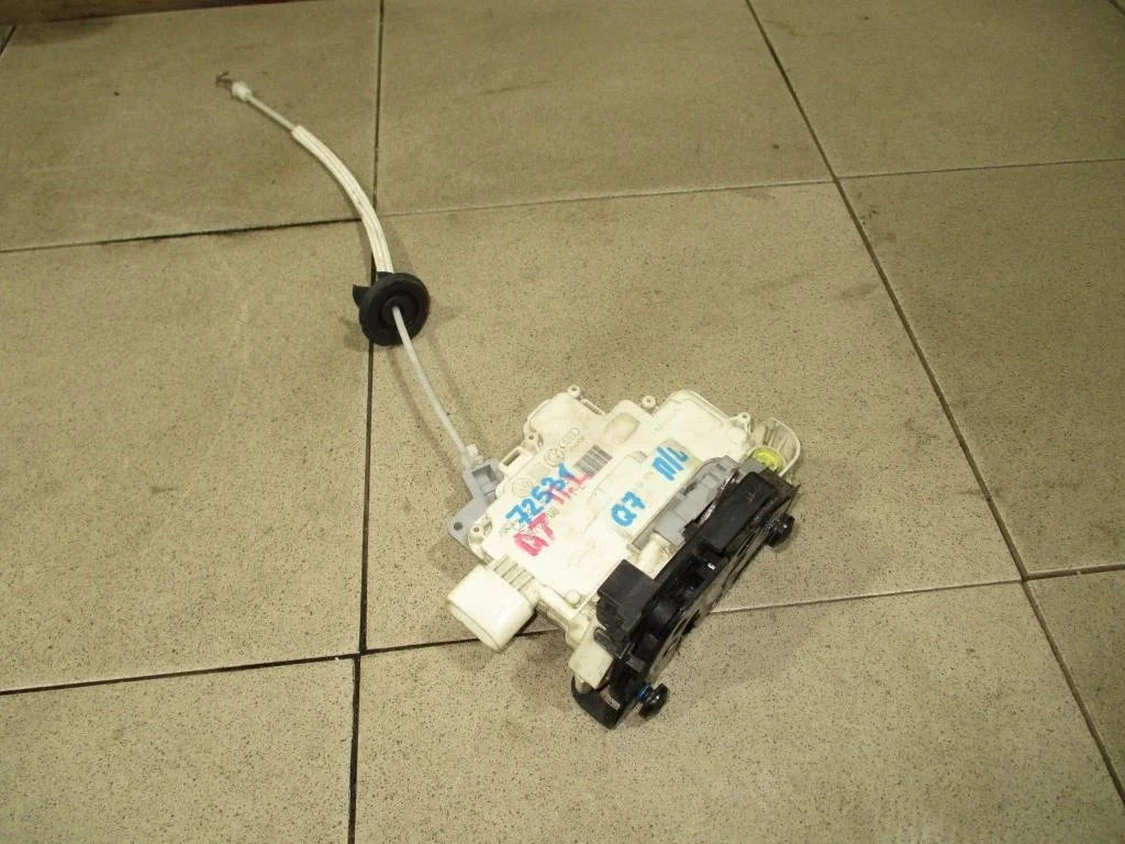 Замок двери передней левой Audi Q7 2008 4L