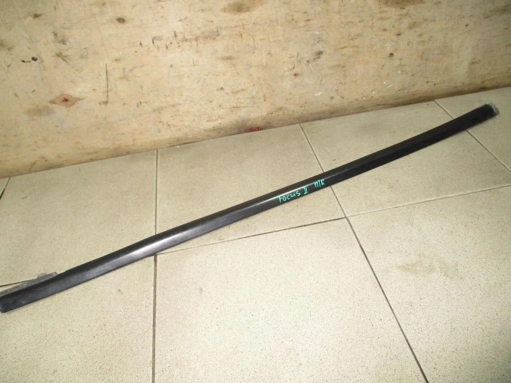 Накладка стекла переднего правого Ford Focus 2