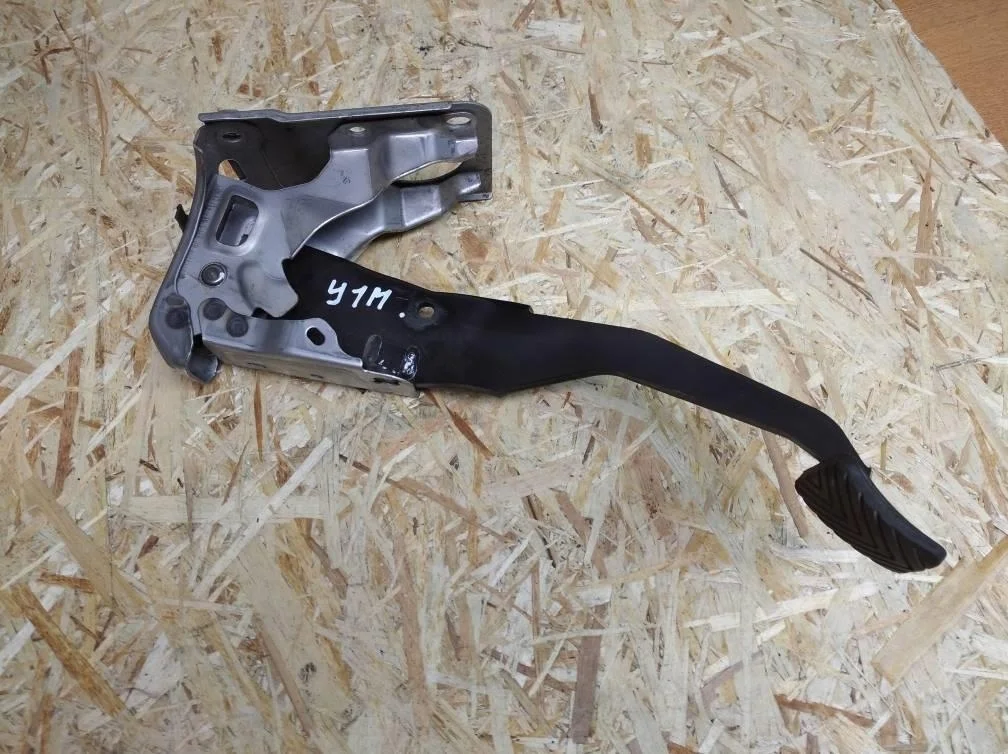Б.у. педаль тормоза MITSUBISHI LANCER CY1A MITSUBISHI LANCER CY1A