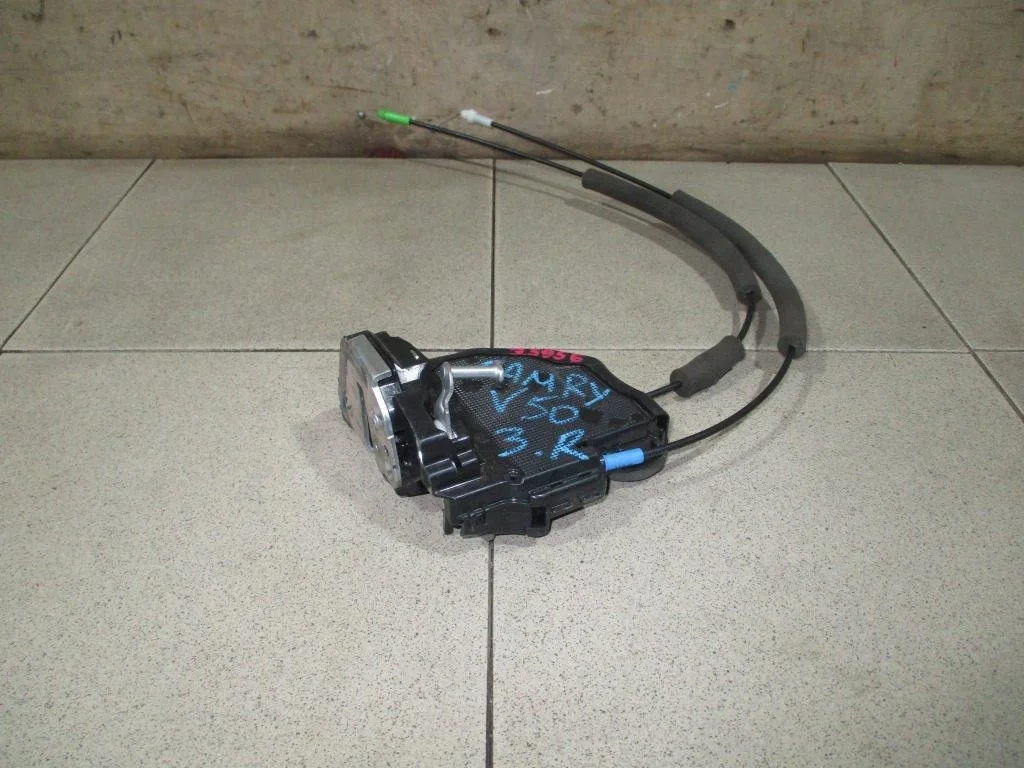 Замок двери задней правой Toyota Camry XV50