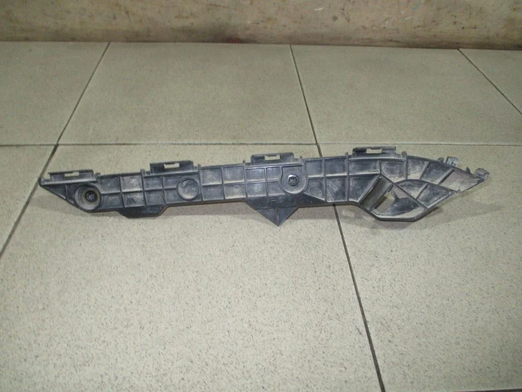 Кронштейн заднего бампера правый Toyota Corolla 2013 E150