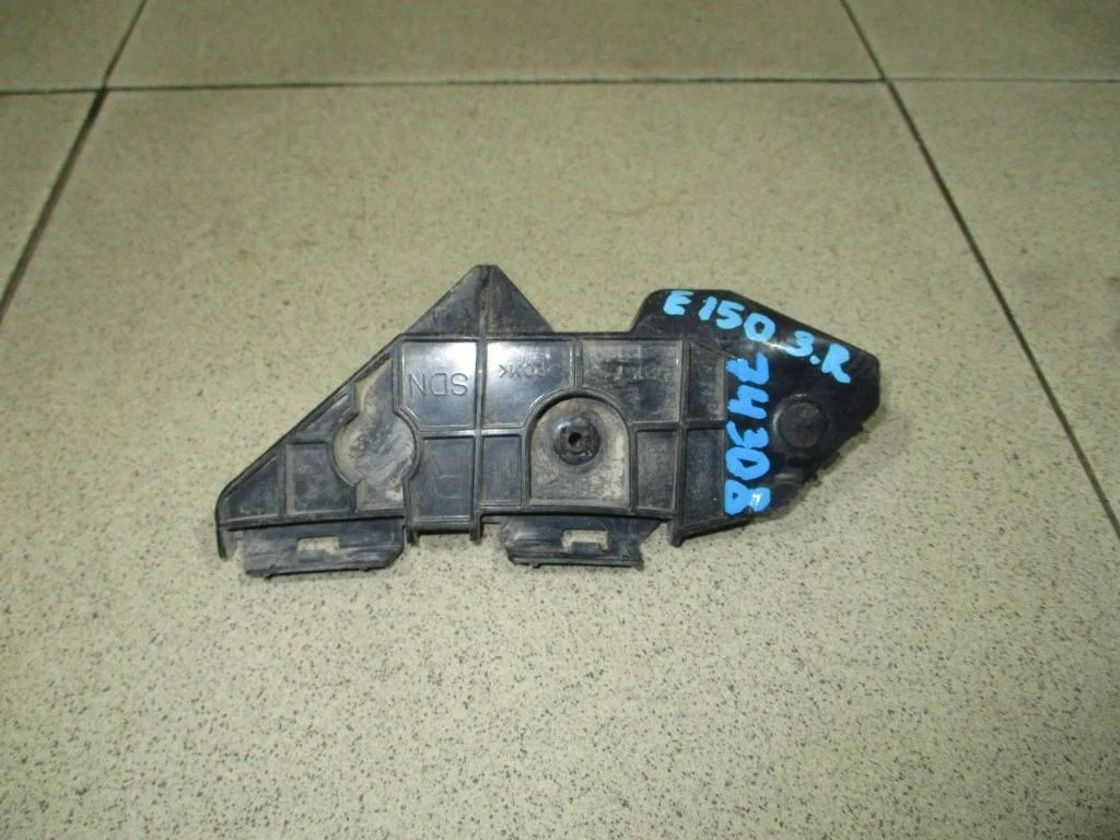 Кронштейн заднего бампера правый Toyota Corolla 2013 E150