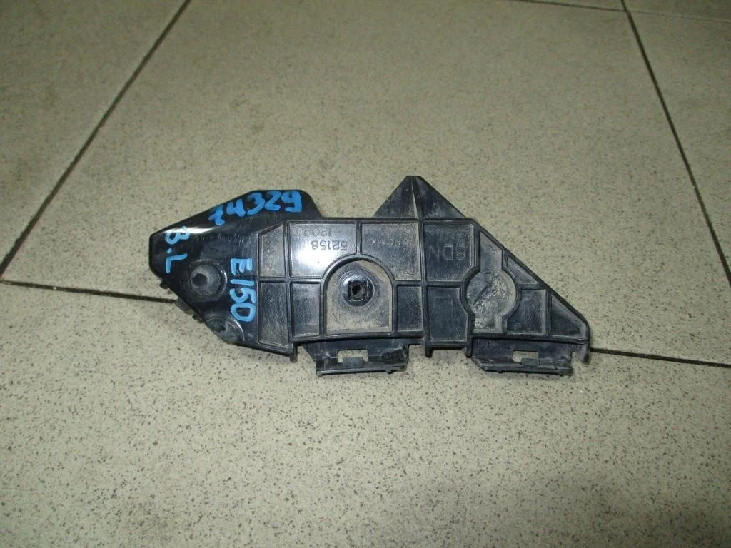 Кронштейн заднего бампера левый Toyota Corolla 2013 E150