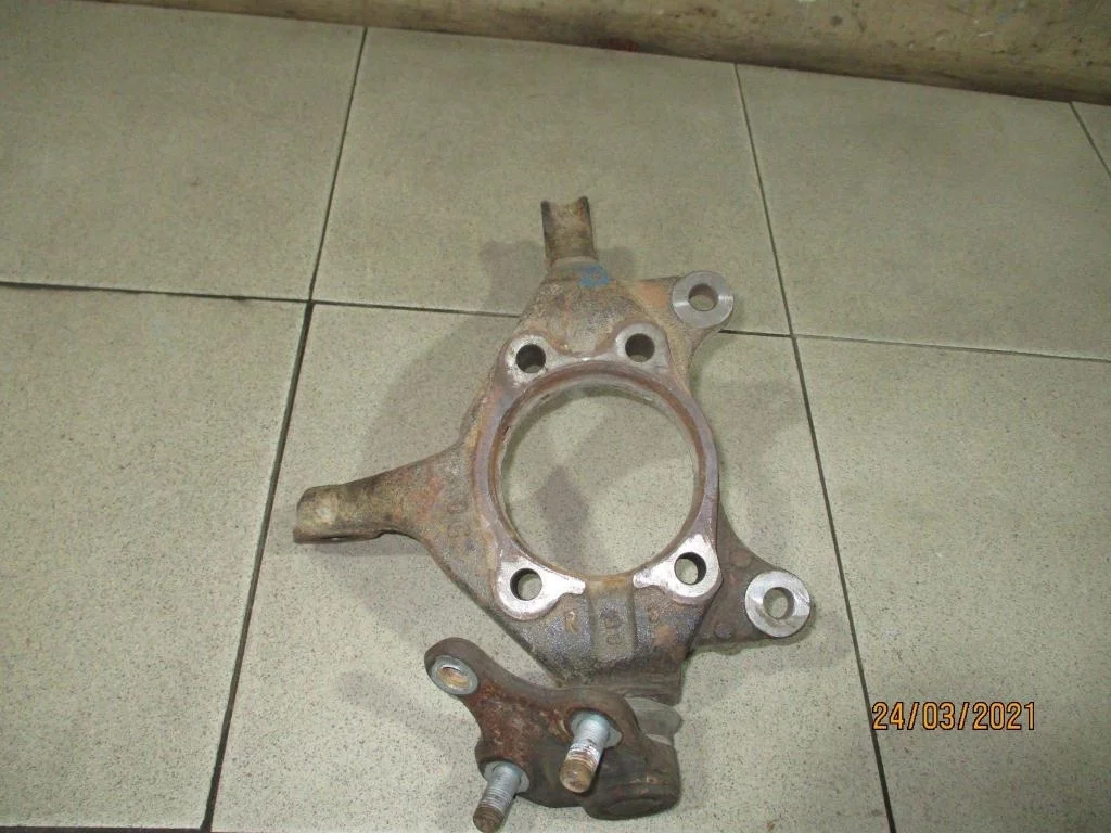 Кулак поворотный передний правый Toyota Corolla 2013 E150