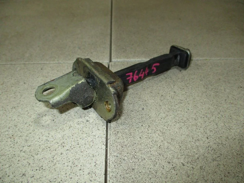 Ограничитель двери Nissan Primera P12