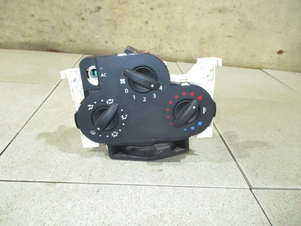 Блок управления отопителем Renault Logan 1 L90