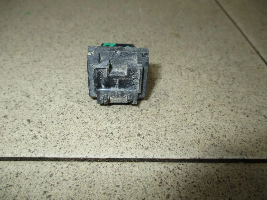 Кнопка открывания багажника Peugeot 207 2008