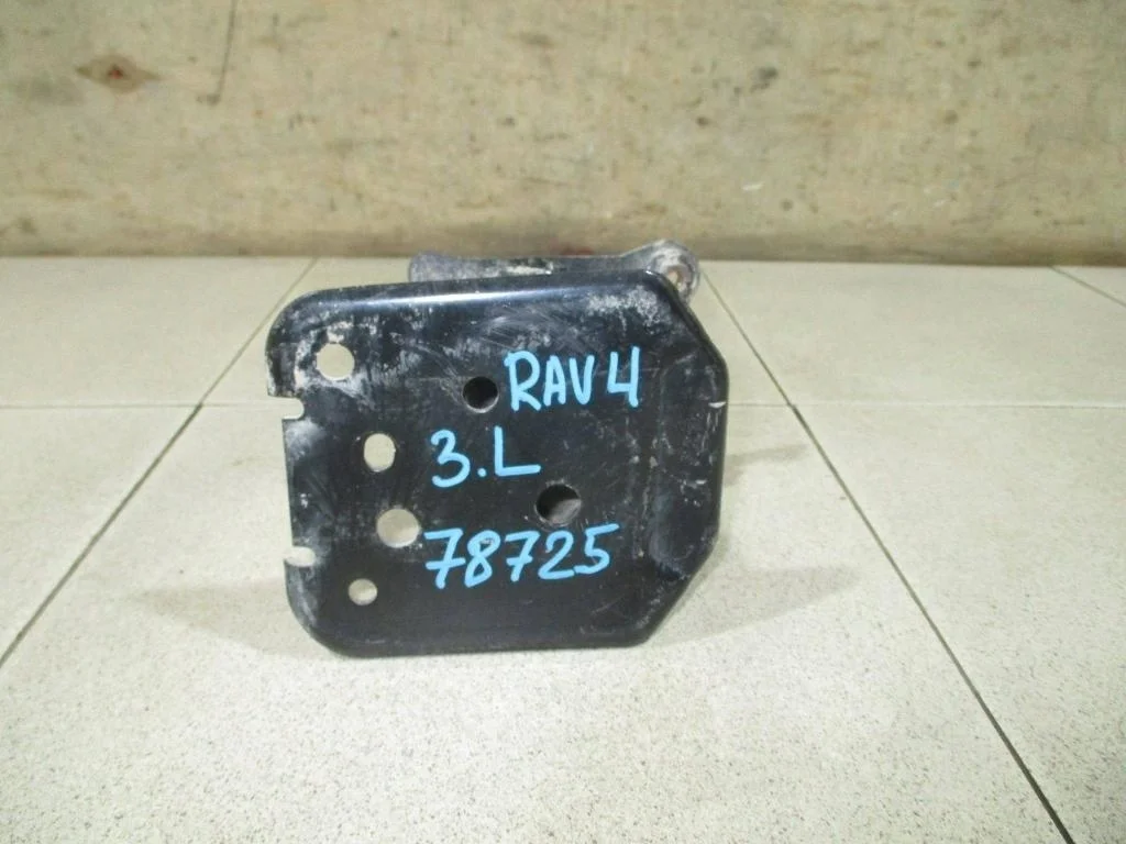 Кронштейн усилителя заднего бампера левый Toyota RAV4 A40