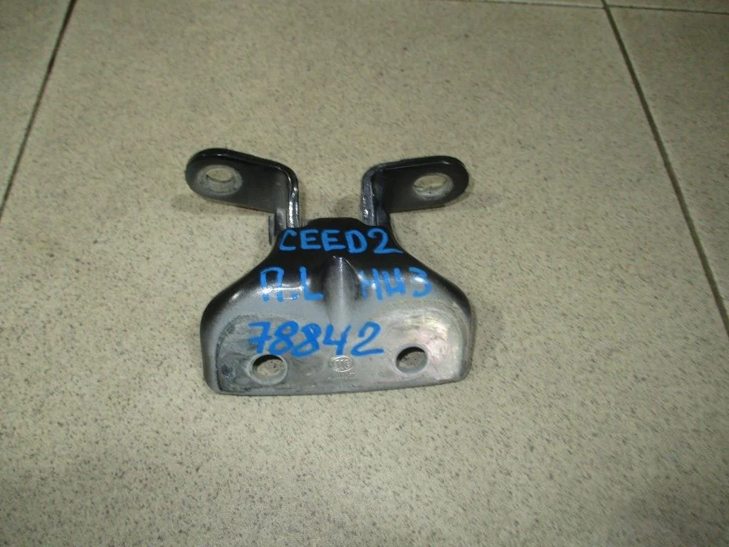 Петля двери передней правой нижняя Kia Ceed 2 JD