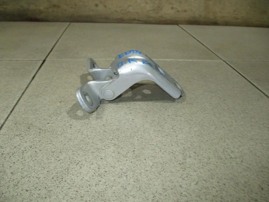 Петля двери передней правой верхняя Hyundai Elantra HD