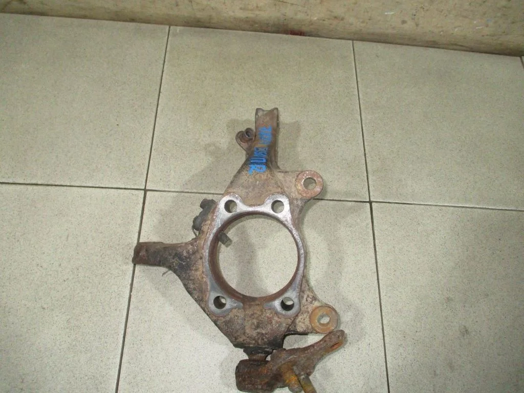 Кулак поворотный передний правый Toyota Corolla E150