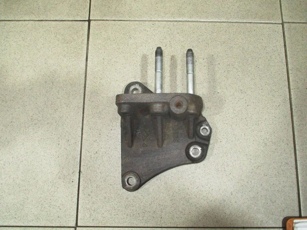 Кронштейн двигателя правый Mitsubishi Lancer 10 CY