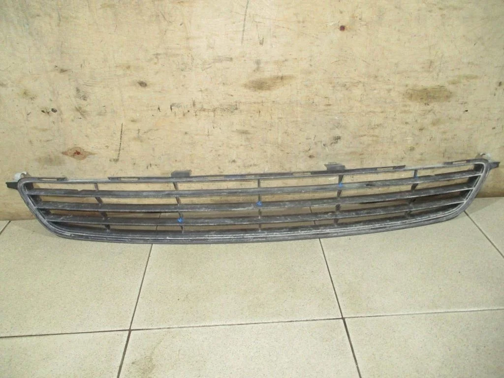 Решетка в бампер центральная Toyota Corolla 2008 E150