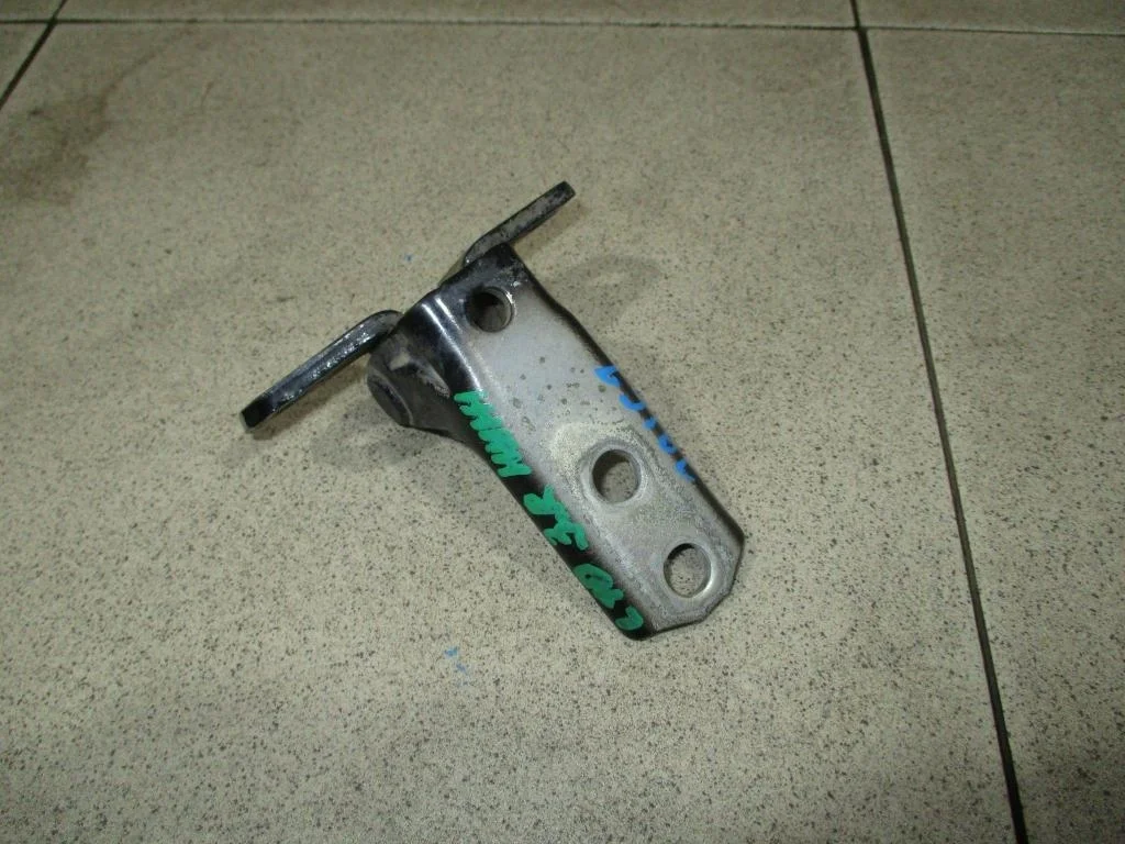 Петля двери задней правой нижняя Mitsubishi Lancer 10 CY