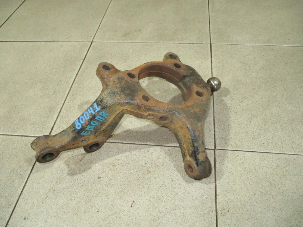 Кулак поворотный передний правый Toyota Corolla E150