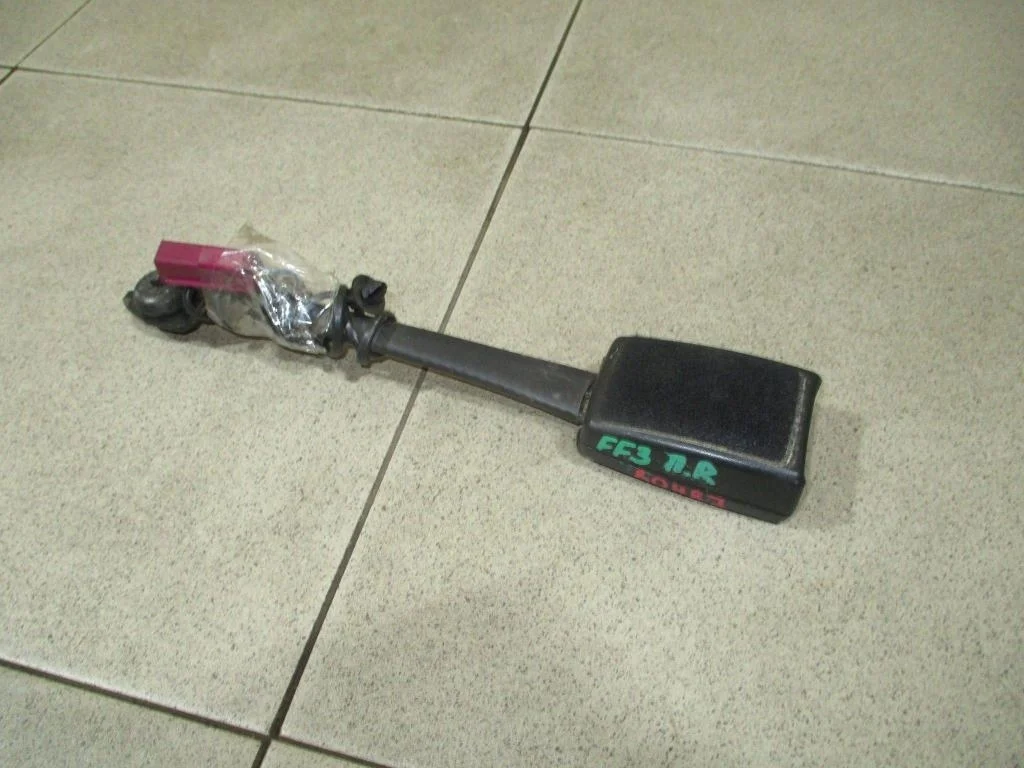 Ответная часть ремня безопасности Ford Focus 2012 3