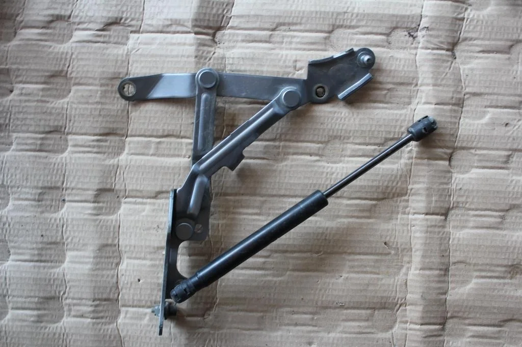 Б.у. петля багажника MITSUBISHI LANCER CY1A MITSUBISHI LANCER CY1A