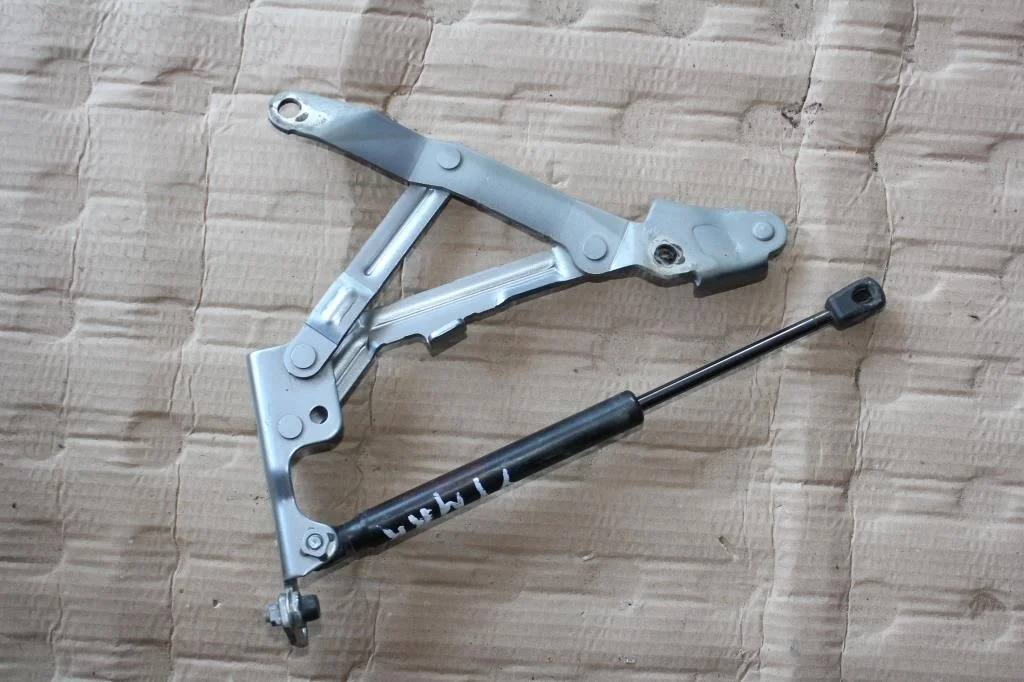 Б.у. петля багажника MITSUBISHI LANCER CY1A MITSUBISHI LANCER CY1A