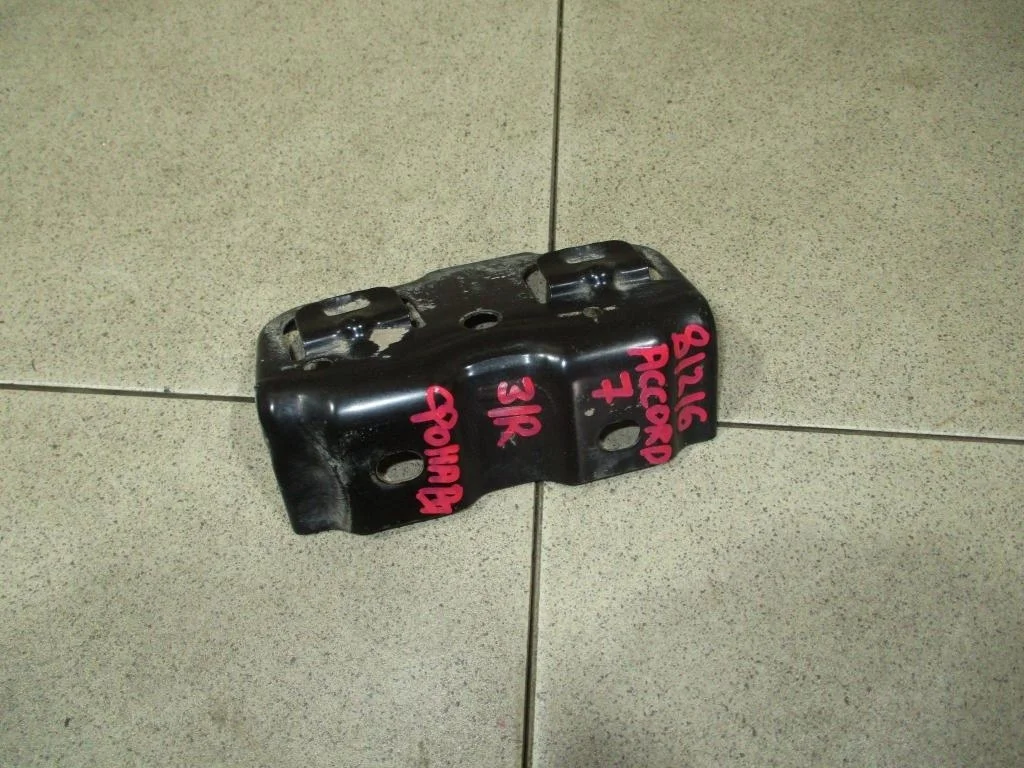 Кронштейн фонаря Honda Accord 7 2005 CL