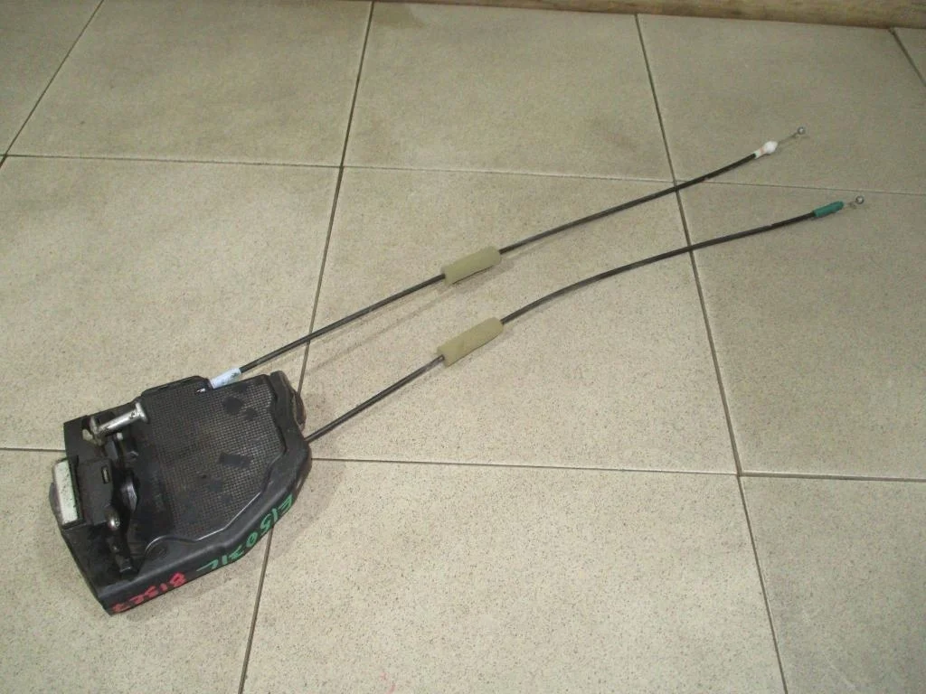 Замок двери задней левой Toyota Corolla E150