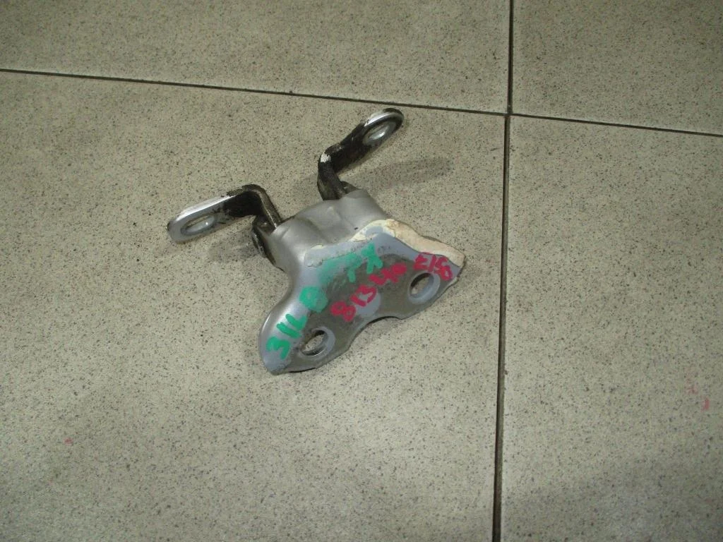 Петля двери задней левой верхняя Toyota Corolla E150