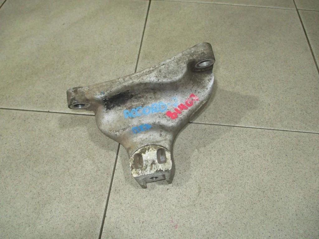 Кронштейн двигателя передний Honda Accord 7 2005 CL