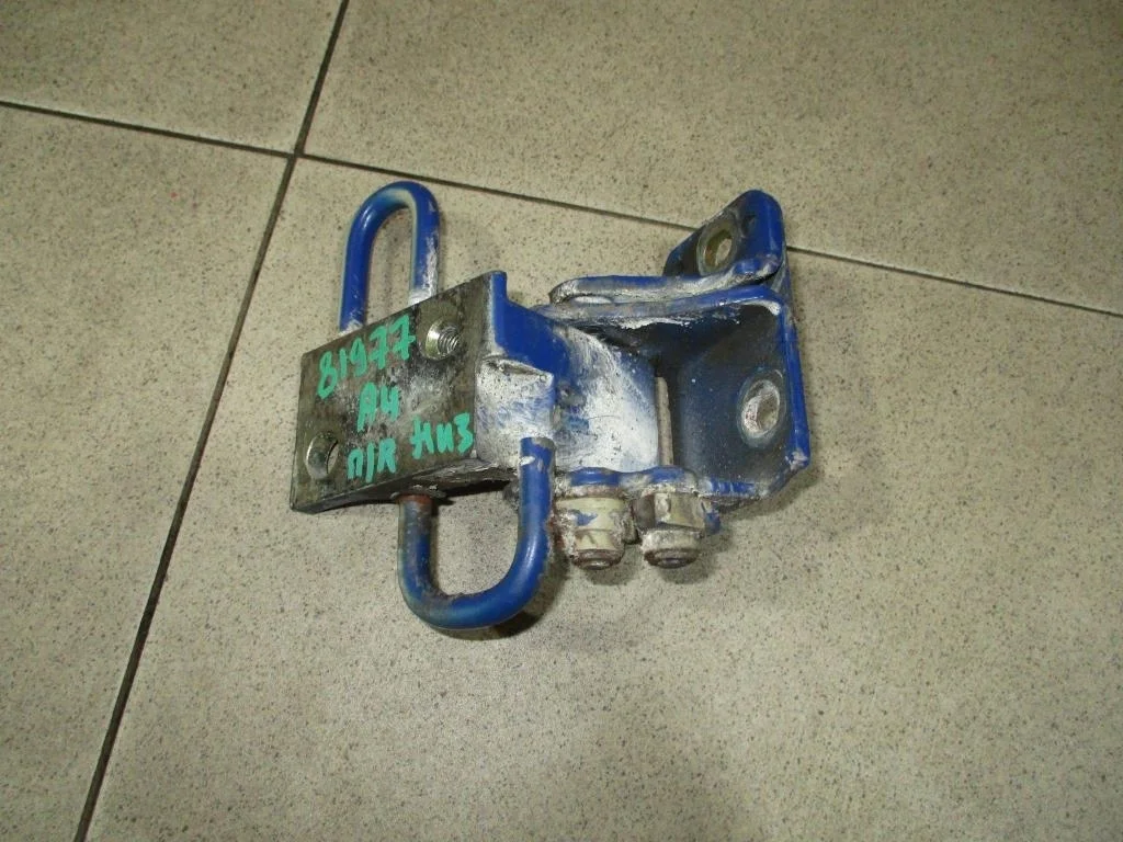 Петля двери передней правой нижняя Skoda Octavia 1 A4