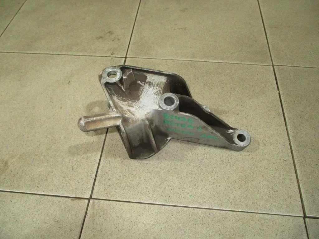 Кронштейн кпп Opel Astra J