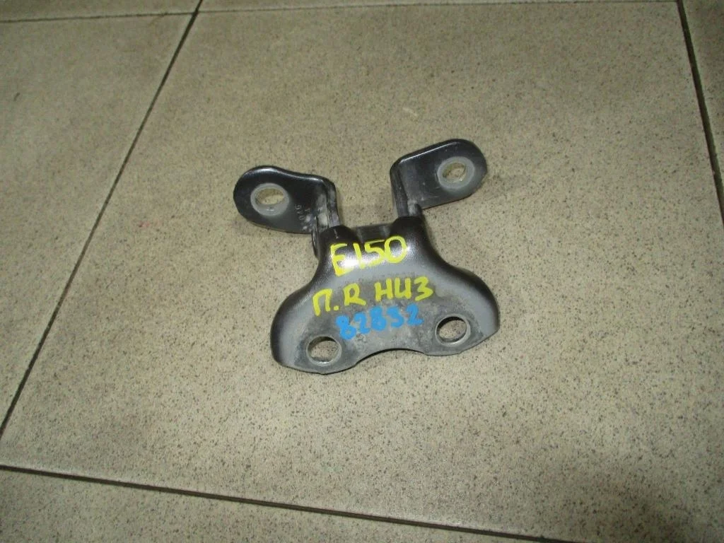 Петля двери передней правой нижняя Toyota Corolla E150