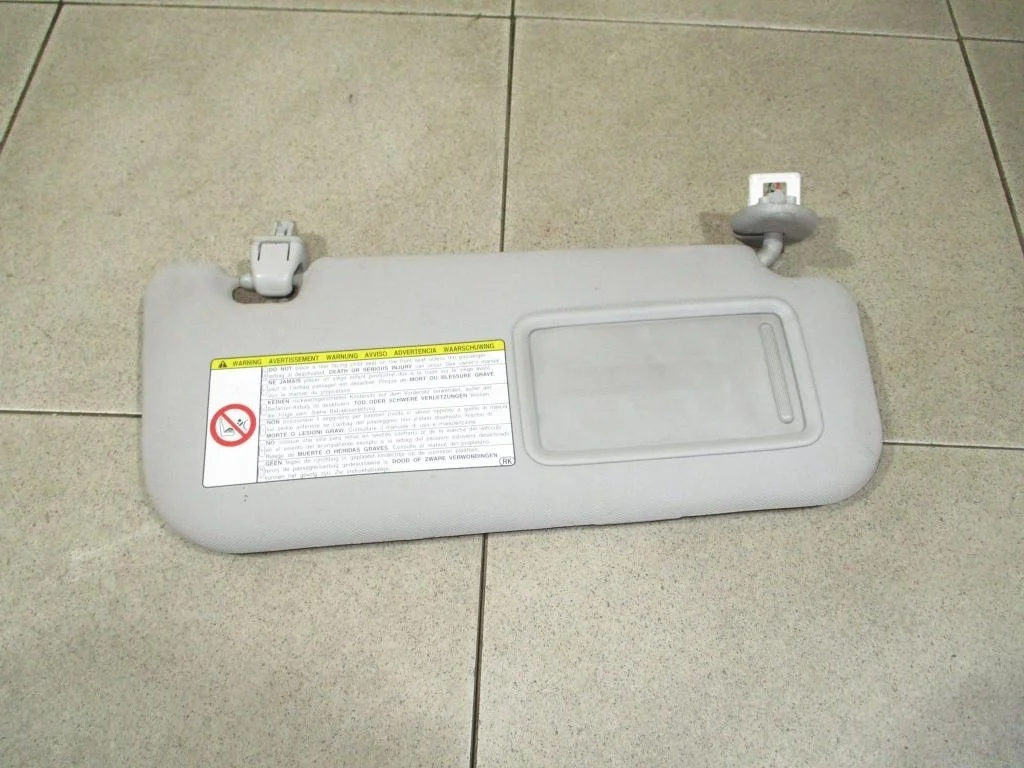 Козырек солнцезащитный правый Toyota Corolla E150