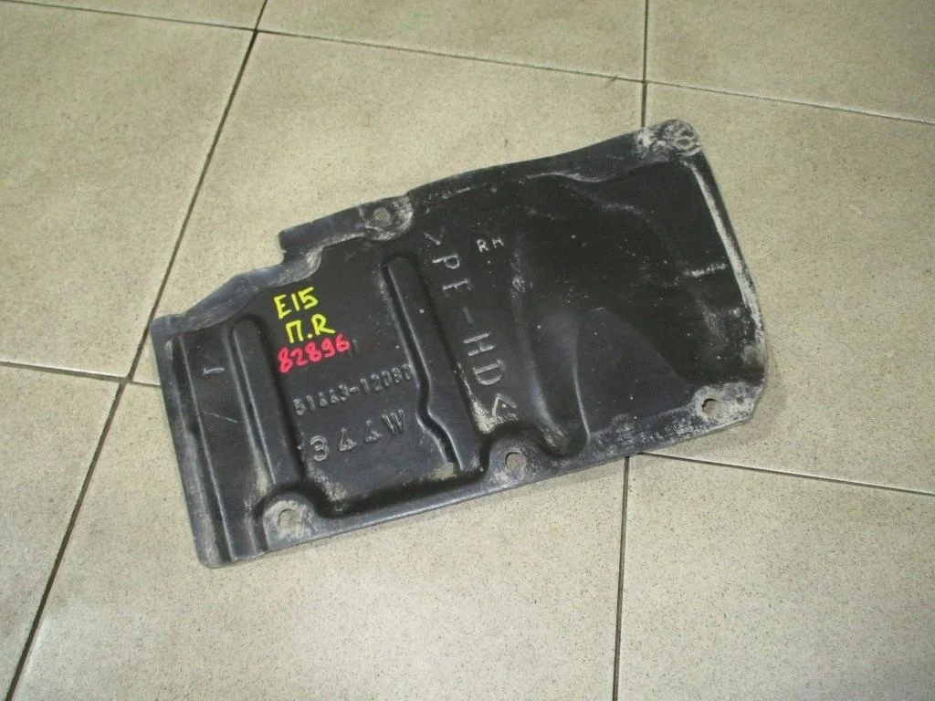 Пыльник двигателя нижний правый Toyota Corolla 2010 E150