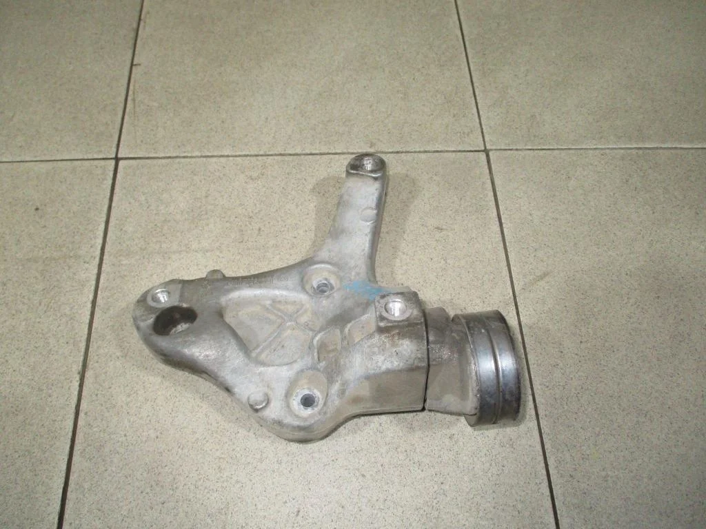 Кронштейн кондиционера Volkswagen Jetta 2013 A6